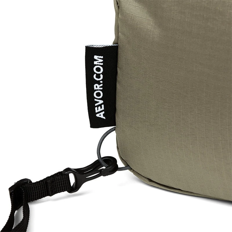 AEVOR Sacoche Bag Ripstop Clay - Umhängetasche 4 L Mit Anti-Twist-Gurt Lehmfarben 8 AEVOR Sacoche Bag Ripstop Clay - Umhängetasche 4 L Mit Anti-Twist-Gurt Lehmfarben – Bild 6