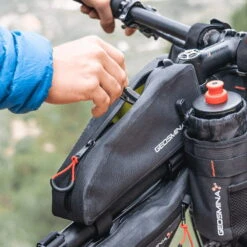Geosmina Large Top Tube Bag - 1 Liter Oberrohrtasche Mit Klettbefestigung 11 Geosmina Large Top Tube Bag - 1 Liter Oberrohrtasche Mit Klettbefestigung -Rad Teile Welt Geschaft 68924592 05NThRjyxc0Tauq 1280x1280